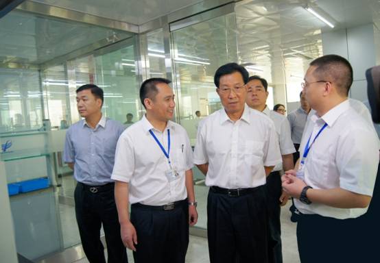 图为浙江省委副书记王辉忠（左三）考察调研温州NG娱乐相信品牌力量官网时的场景